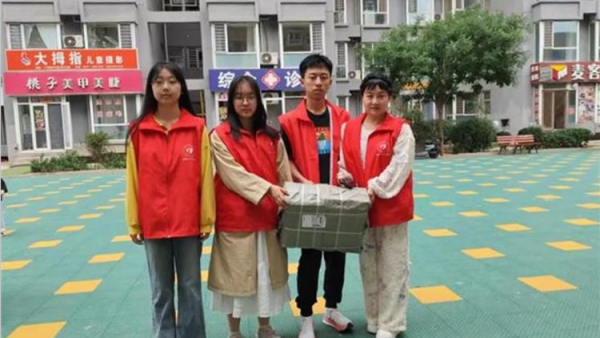 六一儿童节特殊活动----16岁的志愿者王昱涵同学在妈妈的陪伴下专程来到小店区电子街丁香园小区的我帮你社区公益图书室捐赠图书50册