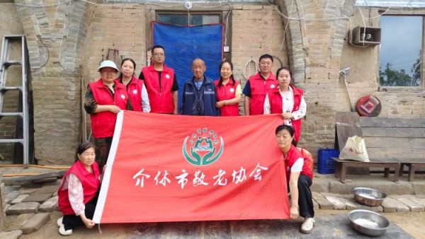 介休市敬老协会孝善行之敬老爱老助老活动在连福镇夏庄头村入户81岁特困老人陆生武家为老人量血压理发擦玻璃打扫室内外卫生包饺子