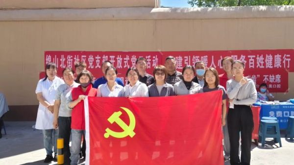 介休市敬老协会6月4日组织志愿者走进西关街道绵山北街社区为社区所有老人们爱心理发、义诊、按摩理疗