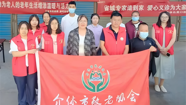 介休市敬老协会组织志愿者6月4日走进西关街道汾秀街社区为社区老人们爱心理发、义诊、按摩理疗