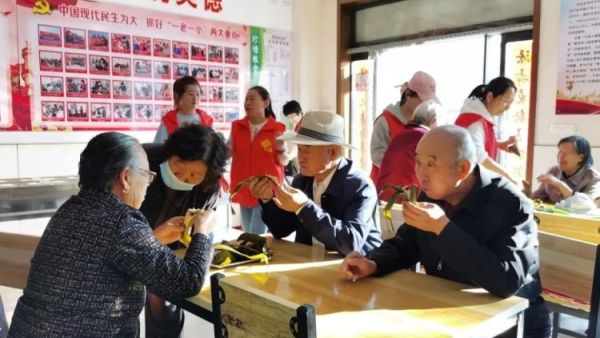 正能量公益山西五台县西米社区志愿服务队端午节开展了 粽香传情绳系安康 活动通过包粽子编手绳等丰富环节为老年人送去节日温暖为儿童传递民俗魅力