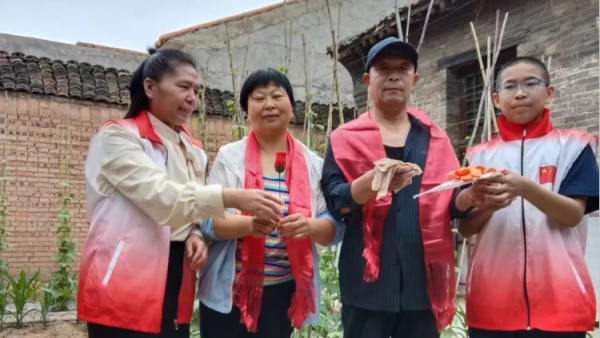 悠悠端午粽情浓六一献爱暖人心 长治市正能量公益协会海燕教育培训团队志愿者赴潞州区五马街道北董村对家庭困难户展开慰问