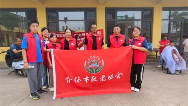 介休市敬老协会“孝善行”之敬老爱老助老活动6月7日走进义安镇那村服务老人现场爱心理发师为每一位老人修剪头发