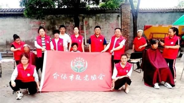 介休市敬老协会6月7日敬老爱老助老活动走进义安镇沙堡村服务老人为老人们理发义诊