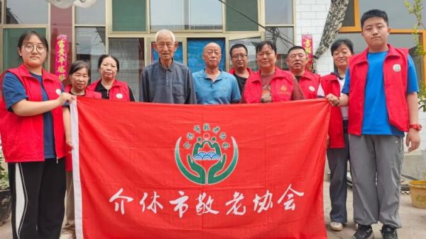 介休市敬老协会组织志愿者走进义安镇那村入户82岁特困李振荣老人家为老人擦玻璃打扫室内外卫生包饺子