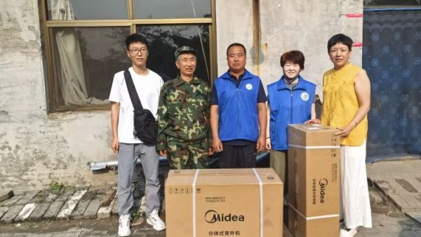 长治市小雨点公益协会思源分会为屯留岗上村74岁孤寡老人张文堂送去夏日清凉装上了一台空调