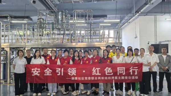 阳泉义工联合会组织义工走进实训课堂学习急救知识现场演示心肺复苏人工呼吸等实用急救技能现场进行急救操作演练