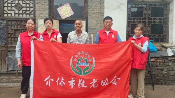 介休市敬老协会敬老爱老助老活动志愿者到张兰镇旧新堡村入户91岁特困老人侯怀钰家为老人打扫室内外卫生包饺子