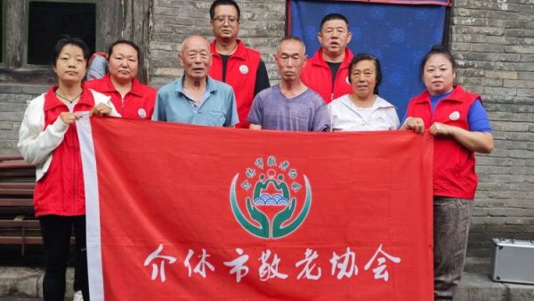 介休市敬老协会志愿者们来到了张兰镇旧新堡村入户81岁特困老人侯振瀛家中为老人擦玻璃理发包饺子