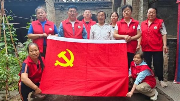 介休市敬老协会在张兰镇旧新堡村入户85岁特困老人张学祥老人家为老人打扫室内外卫生、包饺子