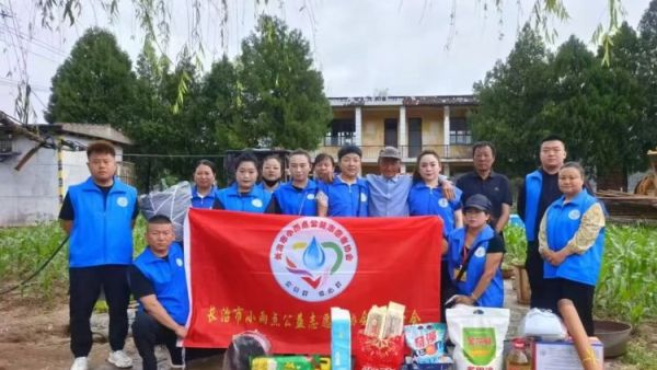 长治市小雨点公益协会思源分会一行6人抵达蒲县为两位帮扶老人准备新衣物以及电风扇被子面粉等帮助老人收拾家简单装潢房屋改善老人的居住环境