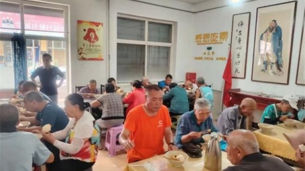 烈日采白菜西瓜爱心送雨花----记长治市小雨点公益志愿者协会思源分会为长治市雨花斋二部捐赠白菜西瓜行动