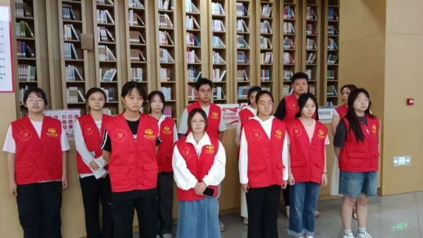 书香满溢志愿同行----临汾市护苗爱心志愿服务队图书馆暖心行动清洁书架图书归位让更多人享受安静舒适的阅读环境