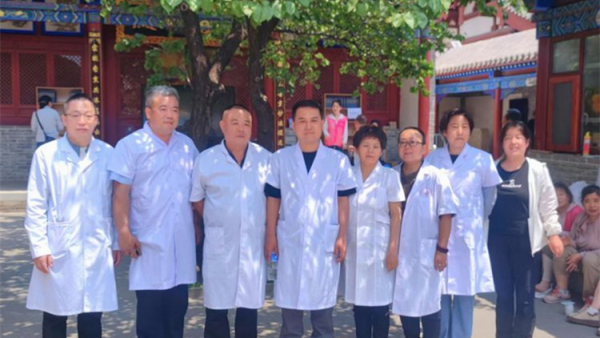 爱心义诊暖古刹 太原市专家协会霍素文医生团队为阳泉普济寺僧众健康护航为寺内僧众开展免费义诊服务