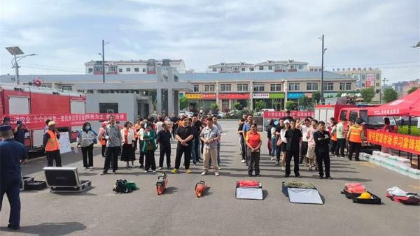 太原市清徐县徐沟镇人民政府举办安全月活动山西好人张小义参加了活动清徐县金鹰战狼救援队清徐县护卫者应急救援队为此次活动提供了安全保障