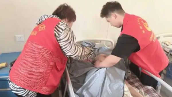 爱心义剪进敬老院丝丝真情暖人心 太原市小店区滨东社区携手志愿者为福乐居敬老院的老人们送去清爽与笑容