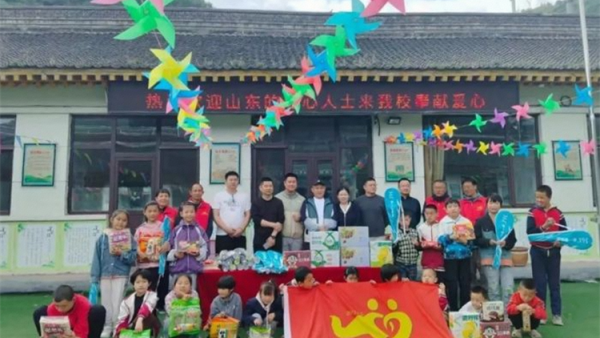 情暖校园爱心助学----忻州市爱心公益协会携手山东爱心人士张致豪给杨柏峪小学带来价值2800元的羽毛球拍乒乓球拍羽毛球等体育用品以及丰富的美食