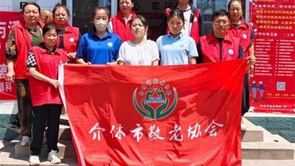 介休市敬老协会2025年6月21日敬老爱老助老活动走入介休市连福镇西湖龙村为60岁以上所有老人们爱心理发、义诊