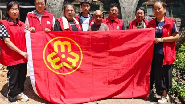 介休市连福镇西湖龙村80岁特困老人孟永茂家中来了一群红马甲为老人打扫室内外卫生他们是介休市敬老协会的志愿者