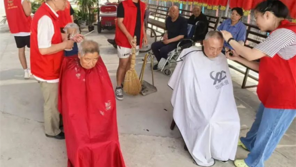 长治市阳光困境儿童帮扶协会志愿者走进秦家庄福乐养老院义务理发活动