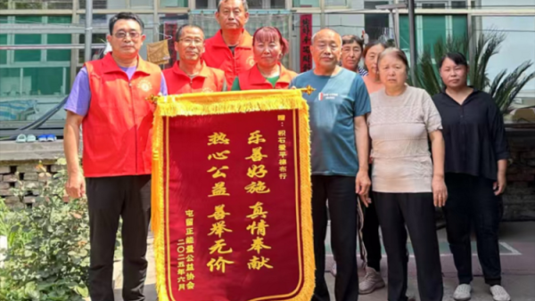 长治市正能量公益协会屯留办事处常年做公益感谢友情赞助和鼎力支持的两家爱心商家送锦旗表示感谢