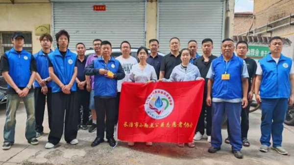 爱的约定----长治市小雨点公益志愿者协会来到隆福饭店定期为老人开展义务理发活动