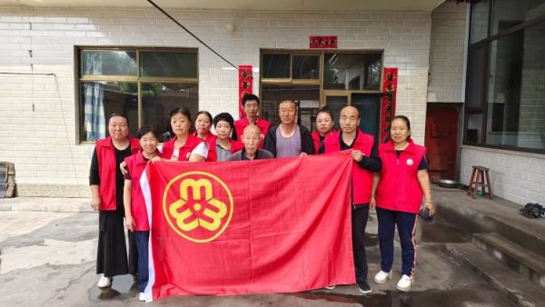 介休市敬老协会志愿者走入介休市义安镇孟王堡村入户81岁特困老人岳延华家中为老人打扫室内外卫生、包饺子