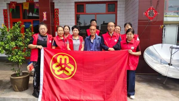 介休市敬老协会走入介休市义安镇孟王堡村入户84岁特困老人李恩杰家中为老人打扫室内外卫生包饺子