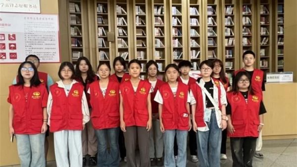 志愿微光照亮书香----临汾市护苗爱心志愿服务队走进临汾市图书馆协助工作人员开展图书整理和书架擦拭工作用实际行动为读者们打造更优质的阅读环境
