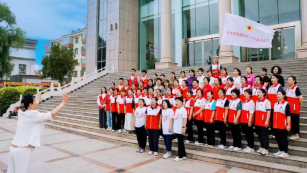 屯留区红十字会开展庆祝中国共产党成立104周年系列活动慰问了老党员困难党员和特困群众为他们送去了米面油等生活必需品