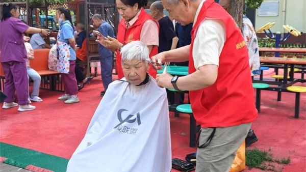 长治市阳光困境儿童帮扶协会携手下秦敬老院举办浓浓敬老情情暖夕阳红义务理发活动