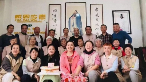 以实际行动报党恩----长治市小雨点公益志愿者协会7月份党组学习活动在隆福饭店（原雨花斋二部）举行从这里出发把善意传递给了身边人们