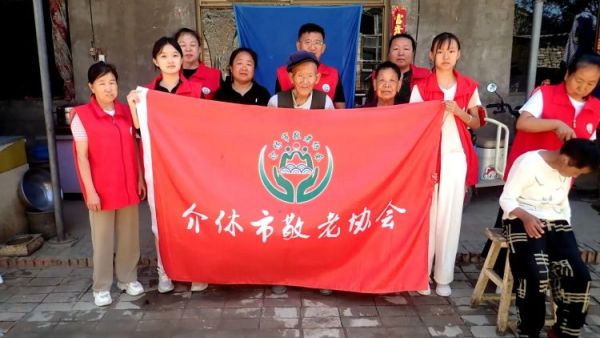 介休市敬老协会志愿者走进张兰镇史村入户92岁特困老人宋章家中为老人理发打扫室内外卫生包饺子