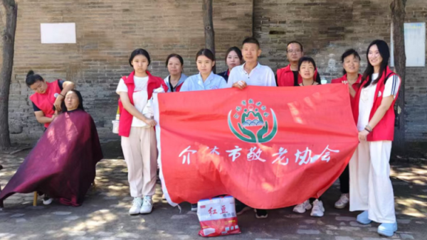 7月5日介休市敬老协会敬老爱老助老活动走入介休市张兰镇孙村给老人理发