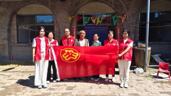 介休市敬老协会志愿者走入介休市张兰镇孙村入户81岁特困老人梁运华家中为老人打扫室内外卫生、包饺子