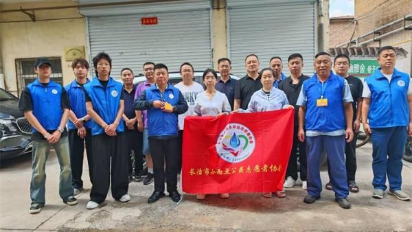 爱的约定----长治市小雨点公益志愿者协会志愿者来到隆福饭店(原雨花斋二部)连续几年来同志们都会放弃节假日来到这里定期为老人开展义务理发活动