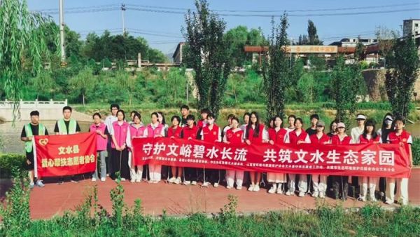 7月6日文水县爱心帮扶志愿者协会的志愿者继续开展守护文峪碧水长流 共筑文水生态家园活动