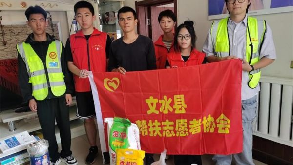 暖心慰问行善者志愿精神共传递 文水县爱心帮扶志愿者协会志愿者们走进行善者王忠阳的家中送上1000元还带来了米、面、油、鸡蛋和纯奶等生活物资