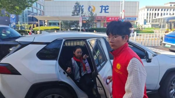 2025年6月阳泉义工联合会组织义工在北大街小学的校门外护学岗服务继续进行