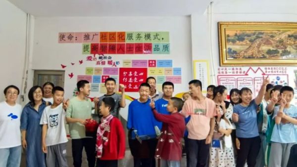 朔州市心理学会爱心人士朔州市防震减灾中心爱心人士来到朔州市慧灵尚德乐智障者赋能中心看望孩子们并带来了新鲜水果准备了笔记本和图画书