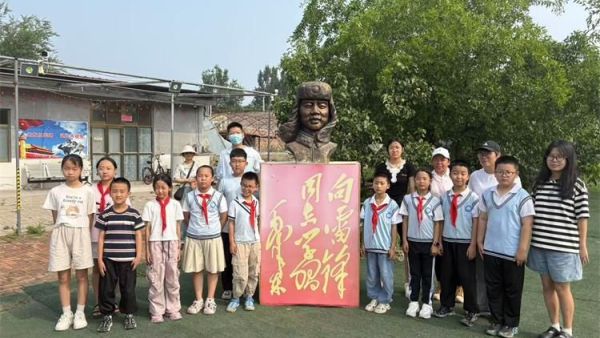 太原市赵海生学雷锋基地迎来小学生参加爱心劳动大家争先恐后清除杂草