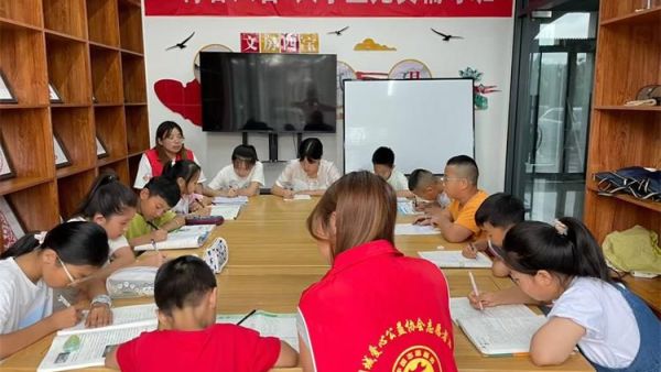 兴县同城爱心公益协会7月9日至14日组织大学生志愿者给放假的孩子们免费课业辅导