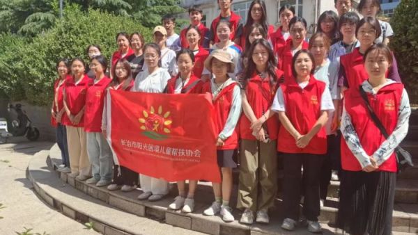 长治市阳光困境儿童帮扶协会组织志愿者走进蔡家巷社区开展志愿服务活动为辖区老年人困境儿童等提供理发服务