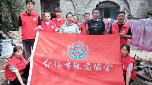 介休市敬老协会敬老爱老助老活动走进义安镇北辛武村来到特困冀恩政老人家帮助老人清扫家里院落为老人包了一顿美味的猪肉饺子吃