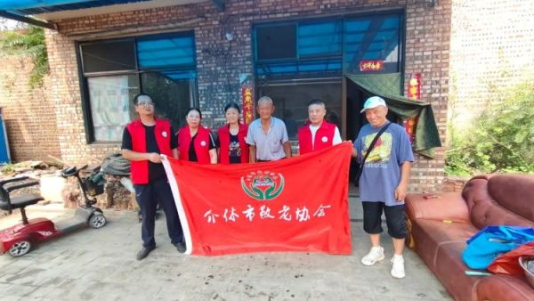 介休市敬老协会志愿者走进义安镇北辛武村入户特困刘兆元老人家踏入房间认真清扫最后为老人包了一顿猪肉大葱饺子