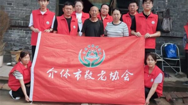 介休市义安镇北辛武村来了介休市敬老协会的志愿者入户82岁特困户冀增益老人家中为老人打扫室内外卫生做饭包饺子……