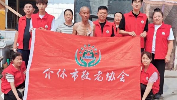 介休市义安镇北辛武村81岁特困杜成保老人家里来了介休市敬老协会志愿者为老人理发擦玻璃打扫室内外卫生……