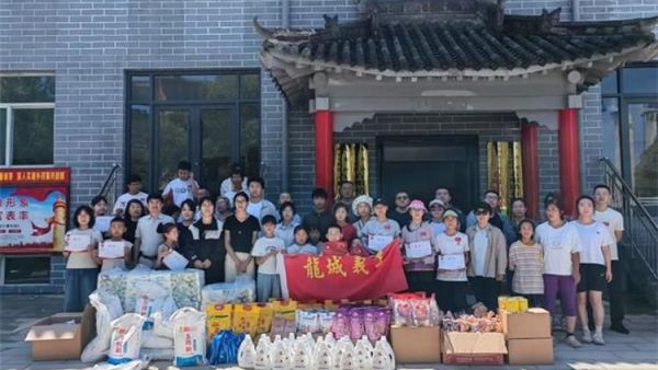 太原市龙城义工志愿者五台山助学活动圆满结束了感谢捐赠爱心衣服、图书、玩偶的志愿者朋友们