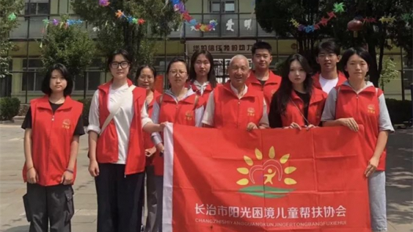 长治市阳光困境儿童帮扶协会志愿者赴南山田园敬老院给老人们免费理发