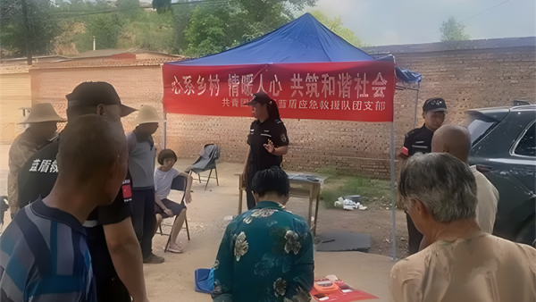 忻府区蓝盾应急救援队团支部组织队员前往三交镇于家沟观里村开展公益服务活动为村民送去了贴心的义务理发服务和实用的急救知识技能